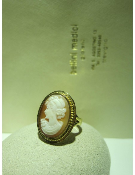 Anello in oro giallo con cammeo