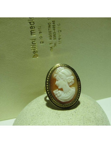 Anello in oro giallo con cammeo