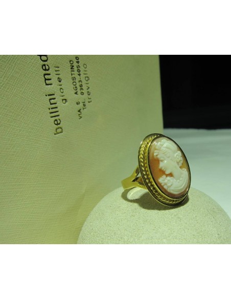 Anello in oro giallo con cammeo