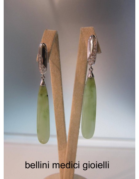 Orecchini pendenti in oro bianco con giada e brillanti
