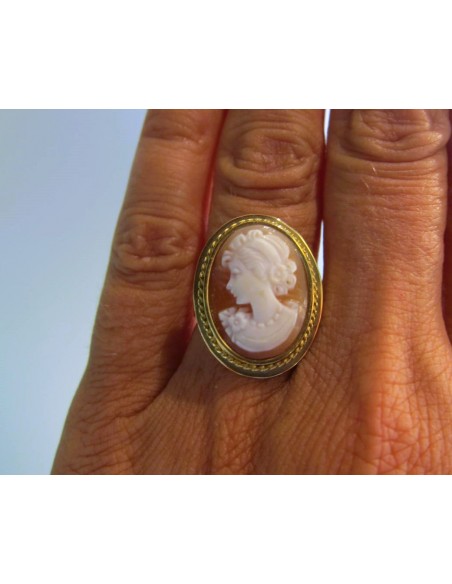 Anello in oro giallo con cammeo ovale su conchiglia