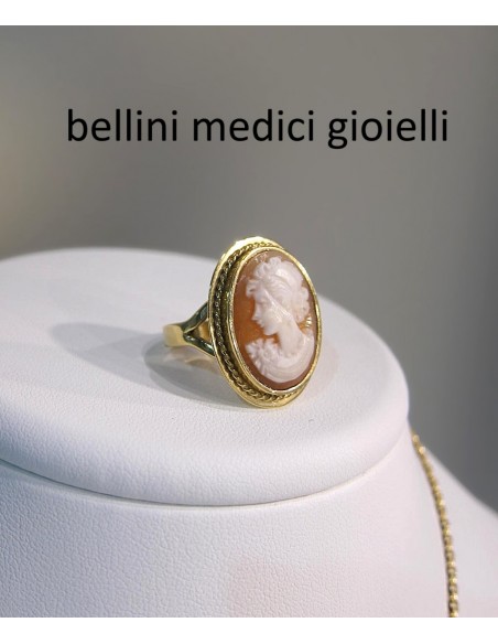 Anello in oro giallo con cammeo ovale su conchiglia