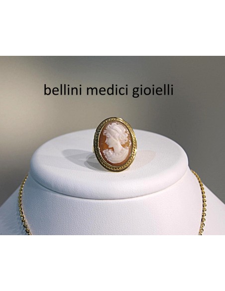 Anello in oro giallo con cammeo ovale su conchiglia