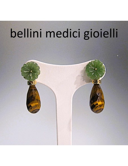 orecchini in oro giallo con con goccia di occhio di tigre e fiore in giada