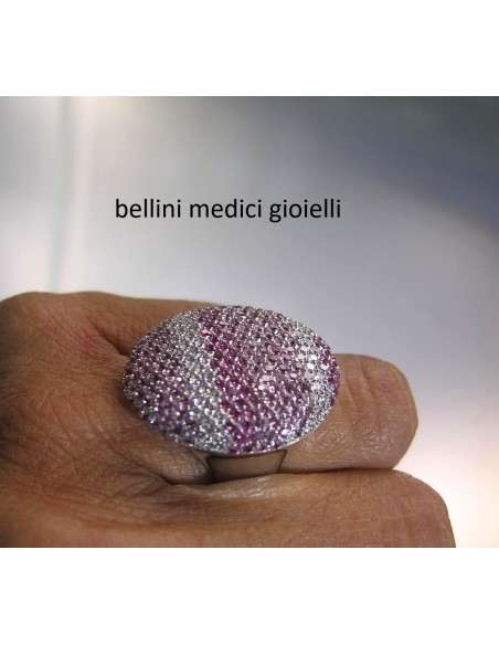 anello in oro bianco con pavé di zaffiri rosa e brillanti