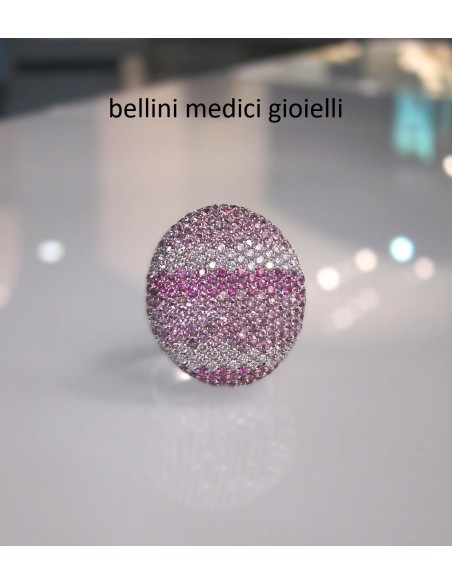 anello in oro bianco con pavé di zaffiri rosa e brillanti