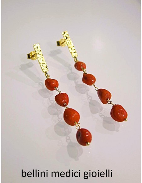 collana in argento dorato con ciottoli di corallo rosso naturale e orecchini in parure