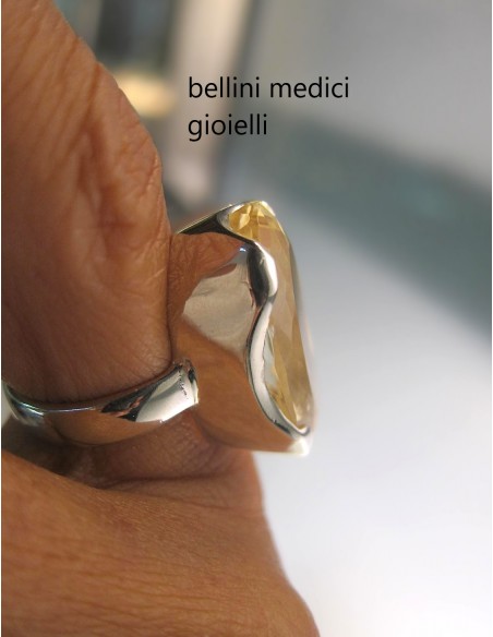 anello in argento con quarzo citrino ovale sfaccettato