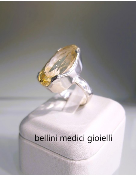 anello in argento con quarzo citrino ovale sfaccettato