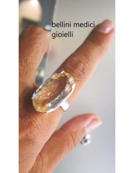 anello in argento con quarzo citrino ovale sfaccettato