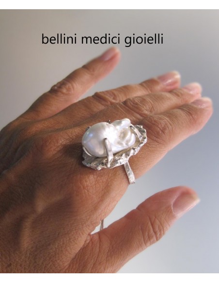 anello in argento martellato con grossa perla irregolare