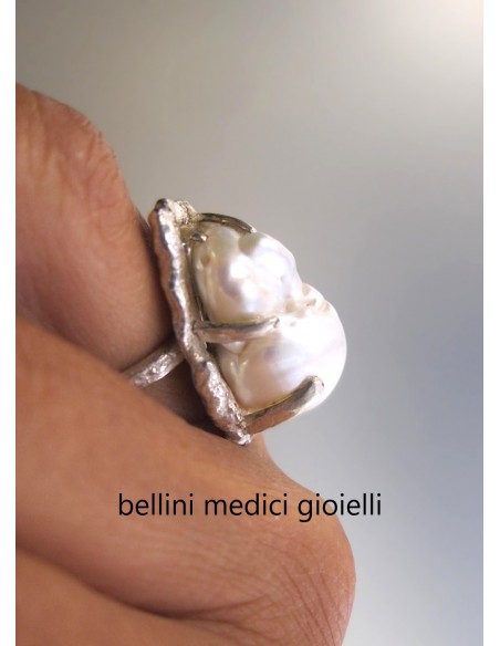 anello in argento martellato con grossa perla irregolare